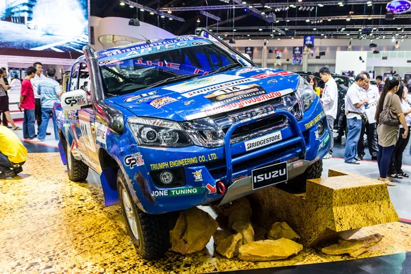 BANGKOK-DEC 03 : Isuzu D-Max Vcross 4 roues motrices voiture de course sur D — Photo