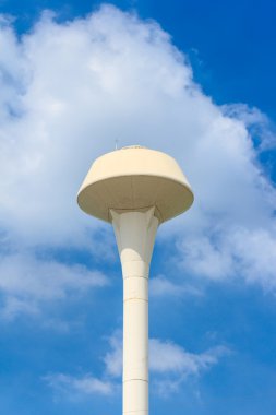 Mavi gökyüzüne karşı su kulesi