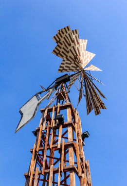 Mavi gökyüzüne karşı rüzgar gülü