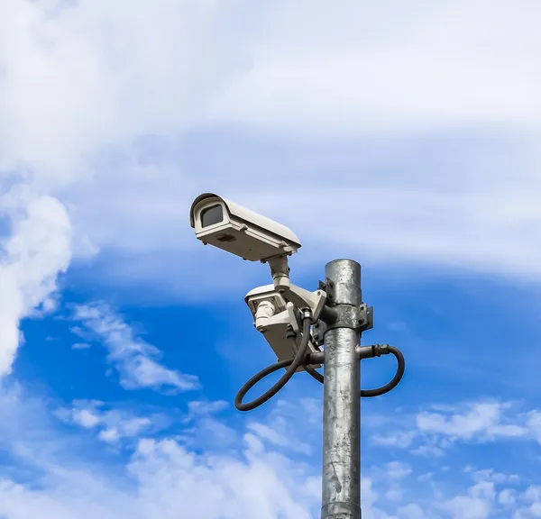 Câmera de vigilância contra o céu azul — Fotografia de Stock