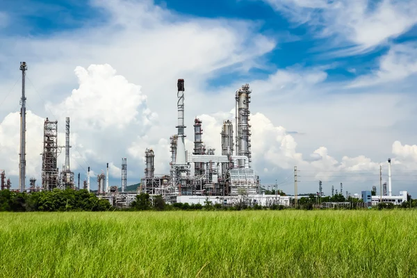 Refinaria de petróleo planta contra o céu azul — Fotografia de Stock