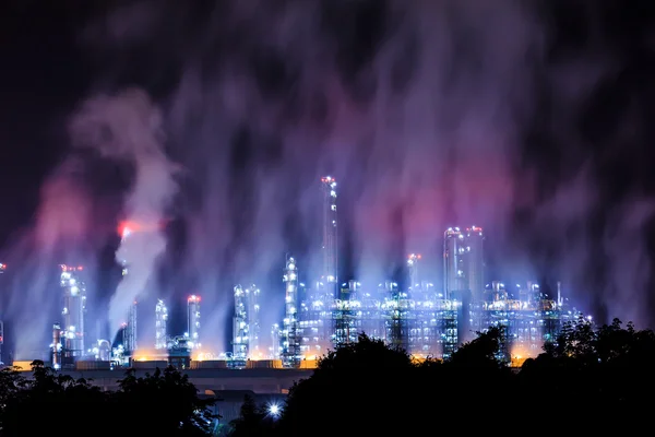 Planta de refinaria de petróleo e fumaça no crepúsculo da manhã — Fotografia de Stock