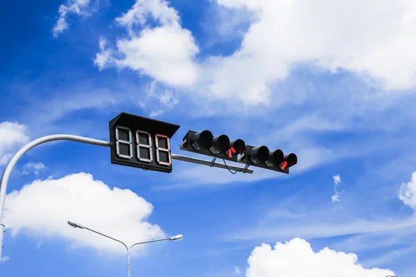 Rood verkeerslicht tegen blauwe hemel — Stockfoto