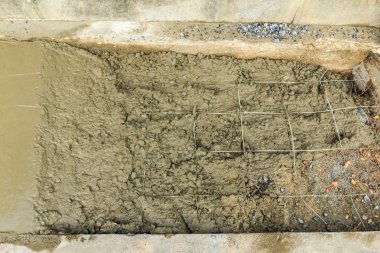 altında inşaat yolu ile taze çimento