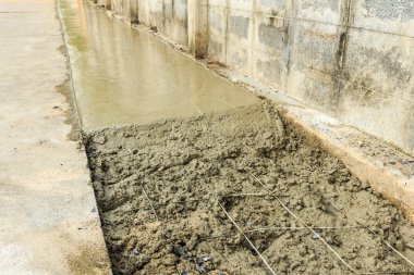 altında inşaat yolu ile taze çimento