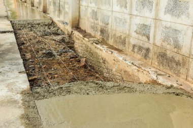 altında inşaat yolu ile taze çimento