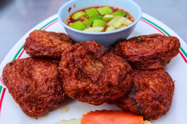 Balık fishsauce lezzetli Tay gıda ile ateş