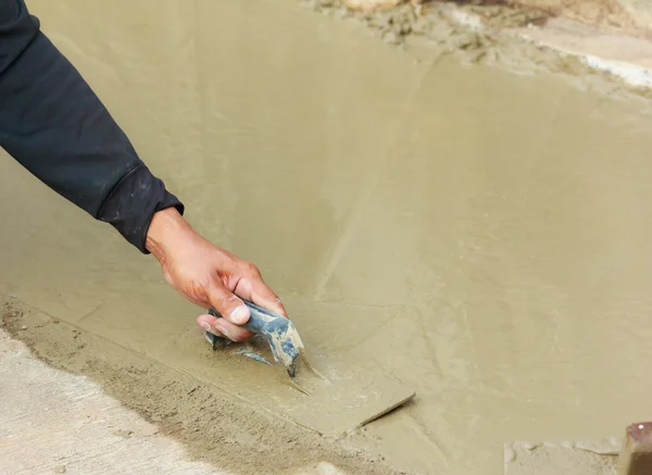 Hand pastering cement mortal på golvet — Stockfoto