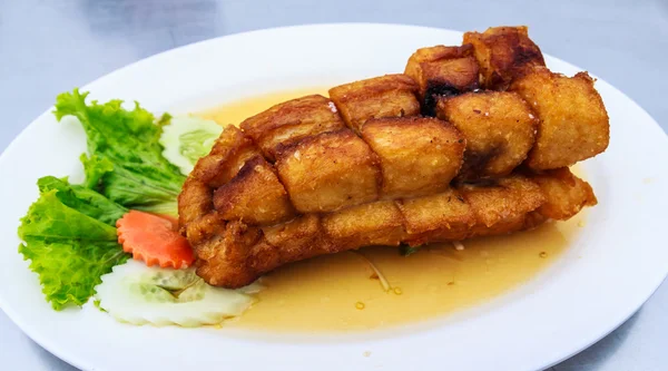 Gebrannter Fisch mit Fischsoße leckeres thailändisches Essen — Stockfoto
