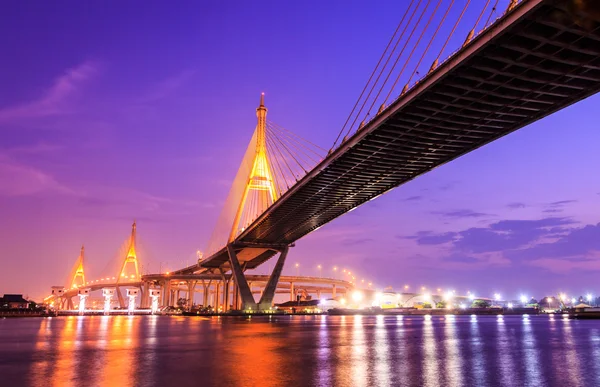 Bhumibol samut prakarn Bangkok alacakaranlıkta'deki büyük sanayi Köprüsü — Stok fotoğraf