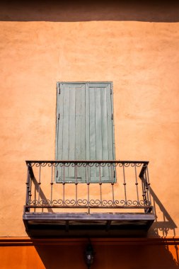 Vintage gri ahşap pencere ve balkon
