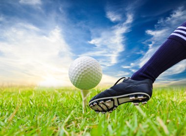 tee Golf topu tekmeleme ayak