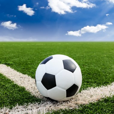 yeşil çim alan conner üzerinde futbol