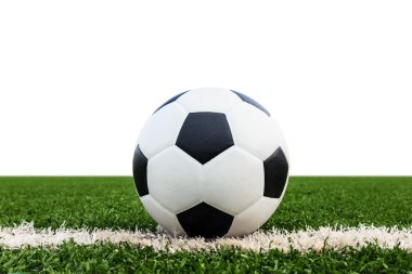 izole yeşil çim sahada futbol topu