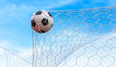 Futbol topu gol ağında.