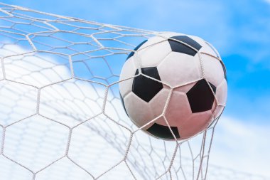 Futbol topu gol ağında.