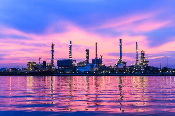 Planta de refinaria de petróleo no crepúsculo da manhã — Fotografia de Stock