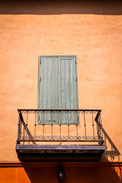 Janela de madeira cinza vintage e varanda — Fotografia de Stock