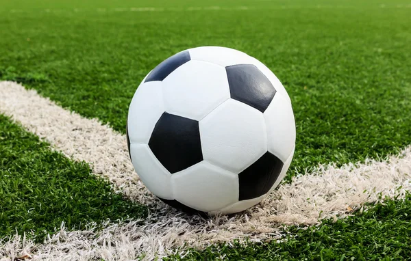 Fútbol en el campo de hierba verde conner — Foto de Stock