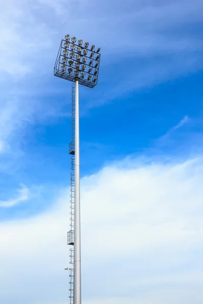 在体育竞技场体育场大聚光灯下塔 — 图库照片
