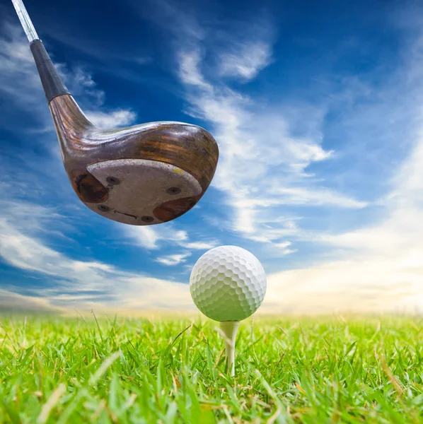 Föraren slå golfboll på tee — Stockfoto