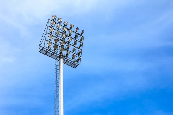 Большая световая башня на стадионе спортивной арены — стоковое фото