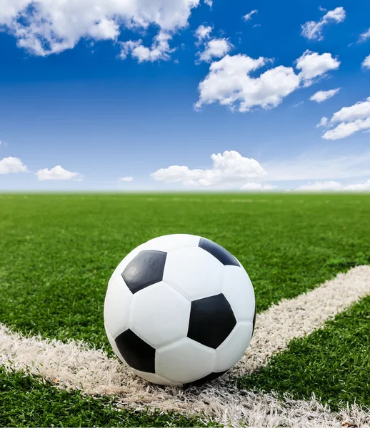 Fotbal pe iarbă verde teren conner — Fotografie, imagine de stoc
