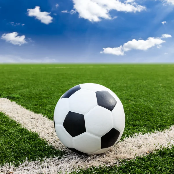 Voetbal op groen gras veld conner — Stockfoto
