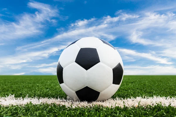 Pelota de fútbol en el campo de hierba verde — Foto de Stock