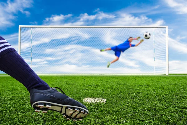 Ногами пинающий футбольный мяч — стоковое фото