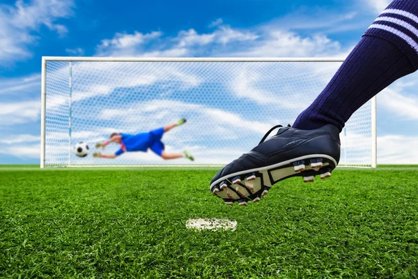 Pie patadas pelota de fútbol — Foto de Stock