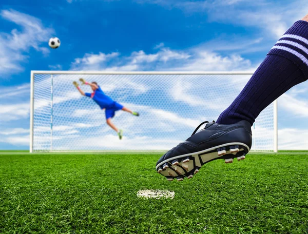 Fot skytte fotboll bollen ur målet — Stockfoto