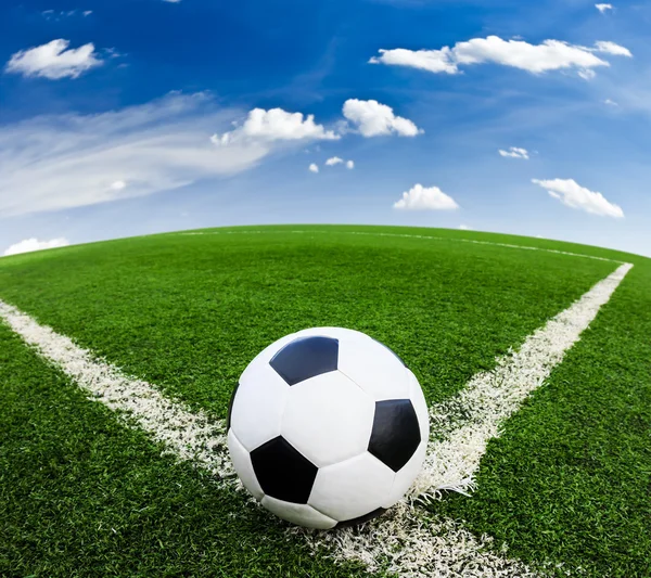 Pelota de fútbol en el campo de hierba verde — Foto de Stock