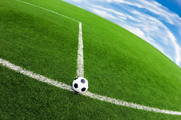 Pelota de fútbol en el campo de hierba verde — Foto de Stock