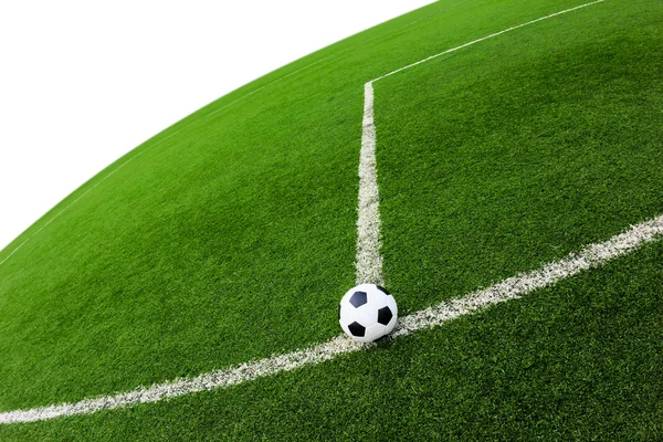 Bola de futebol no campo de grama verde isolado — Fotografia de Stock