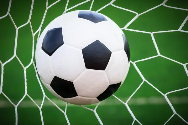 Balón de fútbol en la red de gol —  Fotos de Stock