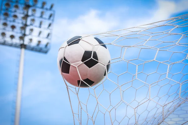 Voetbal in doel netto — Stockfoto