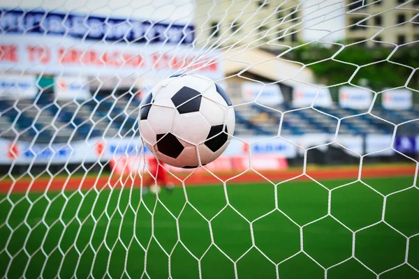 Футбольный мяч в воротах — стоковое фото