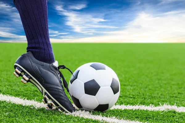 Pie patadas pelota de fútbol — Foto de Stock