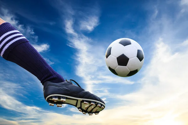 Πόδι κλωτσώντας την μπάλα ποδοσφαίρου — Φωτογραφία Αρχείου