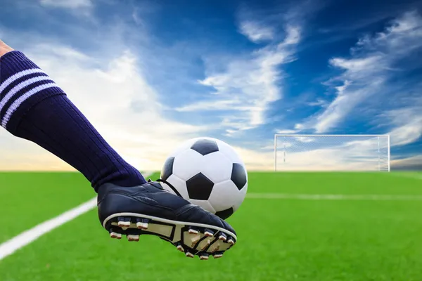 Pie patadas pelota de fútbol — Foto de Stock