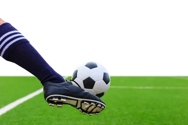 Pé chutando bola de futebol isolado com caminho de recorte — Fotografia de Stock