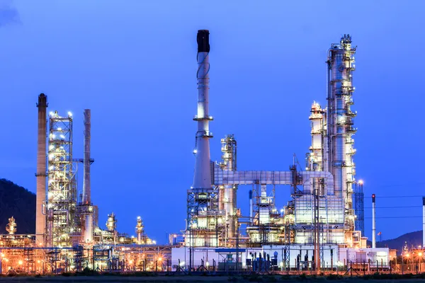 petrol rafineri tesisi alacakaranlıkta