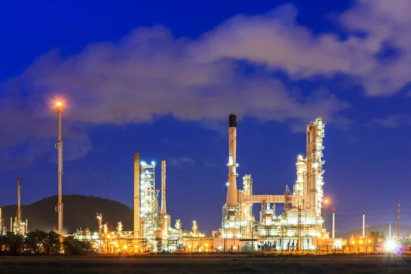 Olie raffinaderij plant in de schemering — Stockfoto