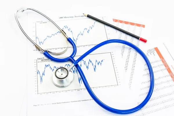 Stethoscoop met financiële grafiek — Stockfoto