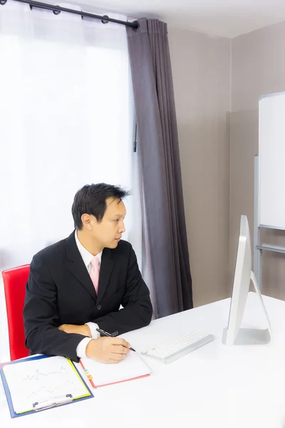 Homem de negócios trabalhando com computador desktop — Fotografia de Stock