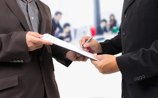 Hombre de negocios firma contrato — Foto de Stock