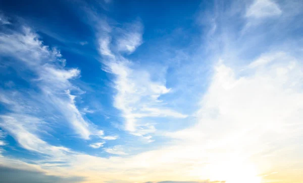 Solnedgång moln och blå himmel — Stockfoto