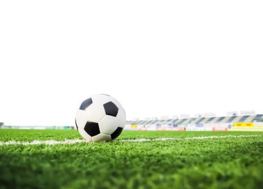 Yeşil çimenlerin üzerinde futbol