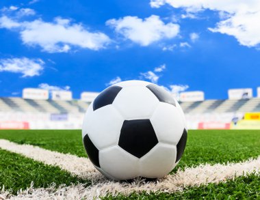 Yeşil çimlerde futbol topu